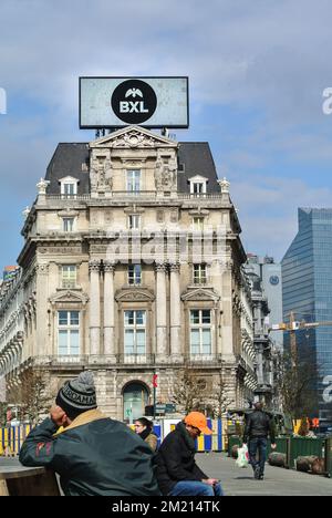 Abbildung zeigt den Platz De Brouckereplein - Place de Brouckere im Stadtzentrum von Brüssel, wo das Handelsschild nach den heutigen Terroranschlägen am Dienstag, den 22. März 2016, durch ein Logo der Stadt Brüssel ersetzt wird. Zwei Explosionen in der Abflughalle des Brüsseler Flughafens heute Morgen töteten 14 Menschen, 81 wurden verletzt. Eine weitere Explosion ereignete sich in der U-Bahn-Station Maelbeek - Maalbeek, 20 Tote und 106 Verletzte, darunter 17 in kritischem Zustand, wurden vom Brüsseler öffentlichen Verkehrsunternehmen STIB - MIVB bestätigt. Regierungsquellen sprechen von einem Terro Stockfoto