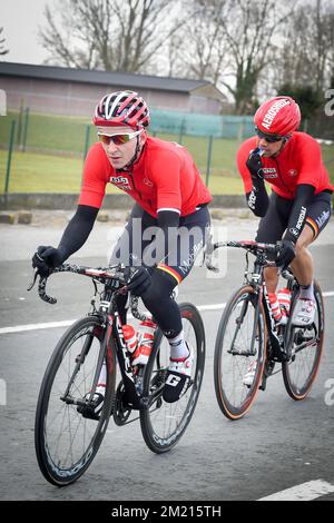 Belgischer Jasper De Buyst von Lotto Soudal und belgischer Jens Debusschere von Lotto Soudal in Aktion während der 71.. Ausgabe des Radrennen „Dwars Door Vlaanderen“, 199,7 km von Roeselare nach Waregem, Mittwoch, 23. März 2016. Stockfoto