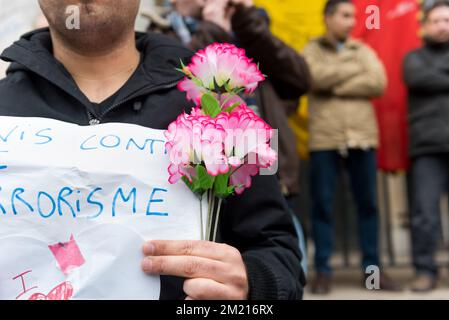 20160324 - BRÜSSEL, BELGIEN: Die Menschen versammeln sich, um den Opfern der Brüsseler Anschläge auf den Place de la Bourse (Beursplein) im Zentrum von Brüssel am donnerstag, den 24. März 2016, Tribut zu zollen, COPYRIGHT DAMIEN CAUMIANT Stockfoto