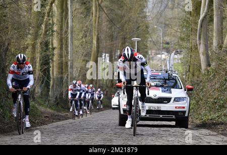 Australischer Heinrich Haussler von IAM Cycling (R) in Aktion während einer Aufklärung der Rennstrecke am Freitag, den 01. April 2016, vor dem eintägigen Radrennen „Ronde van Vlaanderen - Tour des Flandres - Tour of Flanders“. Stockfoto