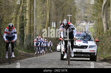 Australischer Heinrich Haussler von IAM Cycling (R) in Aktion während einer Aufklärung der Rennstrecke am Freitag, den 01. April 2016, vor dem eintägigen Radrennen „Ronde van Vlaanderen - Tour des Flandres - Tour of Flanders“. Stockfoto