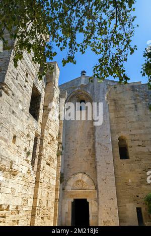 Maguelone Abbey, Eingangstor. Saint-Pierre-et-Saint-Paul Kathedrale von Maguelone. Westliche Fassade: Eingangsportal und Ruine des Bischofsturms. Villeneuve-les-Maguelone, Occitanie, Frankreich Stockfoto