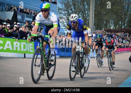 Australischer Mathew Hayman von Orica GreenEDGE und belgischer Tom Boonen vom Team Etixx – Quick-Step-Sprint für das Ende des eintägigen Radrennen „Paris-Roubaix“, 253,5 km von Compiegne zum Velodrome in Roubaix, Sonntag, 10. April 2016. Stockfoto