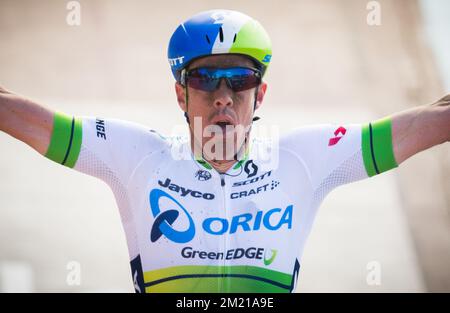 Der australische Mathew Hayman von Orica GreenEDGE feiert nach dem Sieg des eintägigen Radrennens „Paris-Roubaix“, 253,5 km von Compiegne zum Velodrome in Roubaix, Sonntag, 10. April 2016. Stockfoto