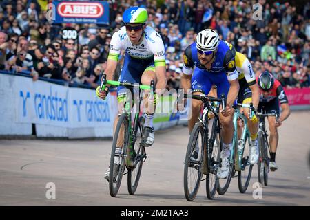 Australischer Mathew Hayman von Orica GreenEDGE und belgischer Tom Boonen vom Team Etixx – Quick-Step-Sprint für das Ende des eintägigen Radrennen „Paris-Roubaix“, 253,5 km von Compiegne zum Velodrome in Roubaix, Sonntag, 10. April 2016. Stockfoto