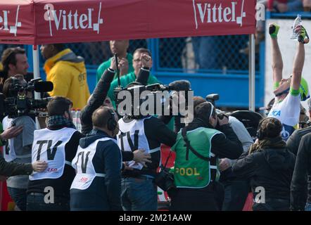 Der australische Mathew Hayman von Orica GreenEDGE feiert nach dem Sieg des eintägigen Radrennens „Paris-Roubaix“, 253,5 km von Compiegne zum Velodrome in Roubaix, Sonntag, 10. April 2016. Stockfoto