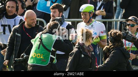 Der australische Mathew Hayman von Orica GreenEDGE feiert nach dem Sieg des eintägigen Radrennens „Paris-Roubaix“, 253,5 km von Compiegne zum Velodrome in Roubaix, Sonntag, 10. April 2016. Stockfoto