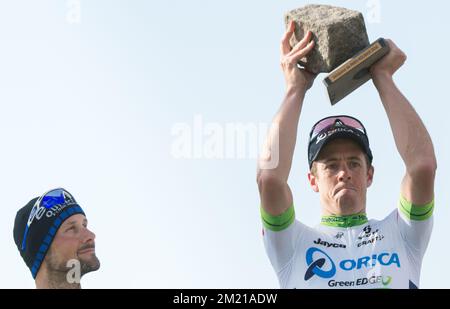 Der belgische Tom Boonen vom Team Etixx – Quick-Step und der australische Mathew Hayman von Orica GreenEDGE feiern auf dem Podium nach dem eintägigen Radrennen „Paris-Roubaix“, 253,5 km von Compiegne zum Velodrome in Roubaix, Sonntag, 10. April 2016. Stockfoto