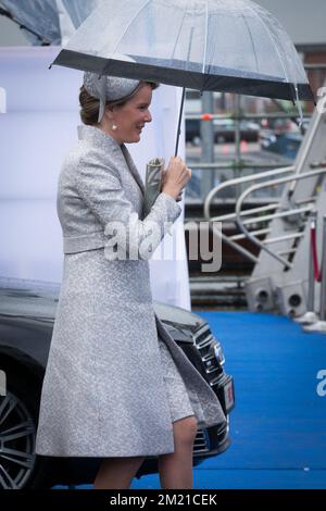 Königin Mathilde von Belgien mit Schirm auf dem feierlichen Schiff, das am Donnerstag, den 28. April 2016, eine neue Baggeranlage der Jan De Nul Group in Oostende startet. Stockfoto