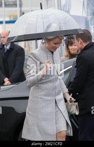 Königin Mathilde von Belgien mit Schirm auf dem feierlichen Schiff, das am Donnerstag, den 28. April 2016, eine neue Baggeranlage der Jan De Nul Group in Oostende startet. Stockfoto