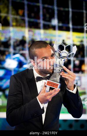 Mechelens Sofiane Hanni feiert nach dem Gewinn der ersten Ausgabe des Galaabends des professionellen Fußballspielers des Jahres 2016, Montag, den 23. Mai 2016, in Gent. Stockfoto