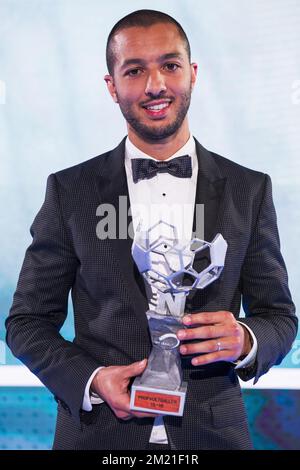 Mechelens Sofiane Hanni feiert nach dem Gewinn der ersten Ausgabe des Galaabends des professionellen Fußballspielers des Jahres 2016, Montag, den 23. Mai 2016, in Gent. Stockfoto