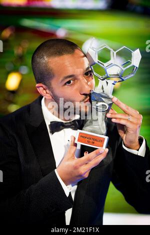 Mechelens Sofiane Hanni feiert nach dem Gewinn der ersten Ausgabe des Galaabends des professionellen Fußballspielers des Jahres 2016, Montag, den 23. Mai 2016, in Gent. Stockfoto