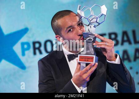 Mechelens Sofiane Hanni feiert nach der ersten Ausgabe des Galaabends „Profi-Fußballspieler des Jahres 2016“, Montag, den 23. Mai 2016, in Gent. Stockfoto