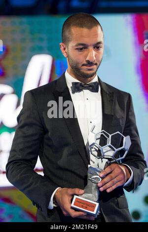 Mechelens Sofiane Hanni feiert nach dem Gewinn der ersten Ausgabe des Galaabends des professionellen Fußballspielers des Jahres 2016, Montag, den 23. Mai 2016, in Gent. Stockfoto