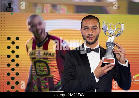 Mechelens Sofiane Hanni feiert nach dem Gewinn der ersten Ausgabe des Galaabends des professionellen Fußballspielers des Jahres 2016, Montag, den 23. Mai 2016, in Gent. Stockfoto