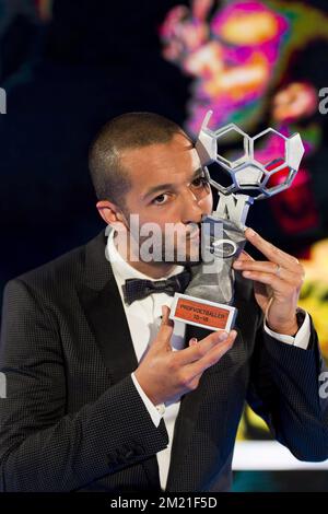 Mechelens Sofiane Hanni feiert nach dem Gewinn der ersten Ausgabe des Galaabends des professionellen Fußballspielers des Jahres 2016, Montag, den 23. Mai 2016, in Gent. Stockfoto