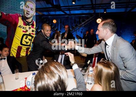 Mechelens Sofiane Hanni feiert nach dem Gewinn der ersten Ausgabe des Galaabends des professionellen Fußballspielers des Jahres 2016, Montag, den 23. Mai 2016, in Gent. Stockfoto