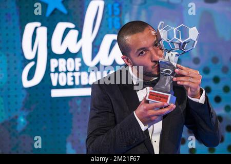 Mechelens Sofiane Hanni feiert nach der ersten Ausgabe des Galaabends „Profi-Fußballspieler des Jahres 2016“, Montag, den 23. Mai 2016, in Gent. Stockfoto