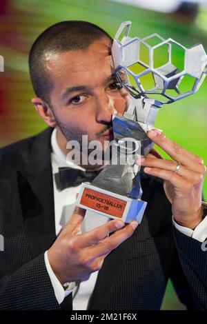 Mechelens Sofiane Hanni feiert nach dem Gewinn der ersten Ausgabe des Galaabends des professionellen Fußballspielers des Jahres 2016, Montag, den 23. Mai 2016, in Gent. Stockfoto