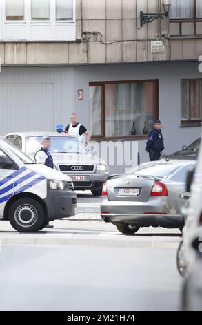 Polizeifotos während eines Wiederaufbaus im Safehouse in der Rue Max Roos - Max Roosstraat in Schaerbeek - Schaarbeek, Brüssel, wo die Bomben, die bei den Explosionen in Zaventem am 22. März eingesetzt wurden, am Donnerstag, dem 19. Mai 2016, hergestellt wurden. Stockfoto