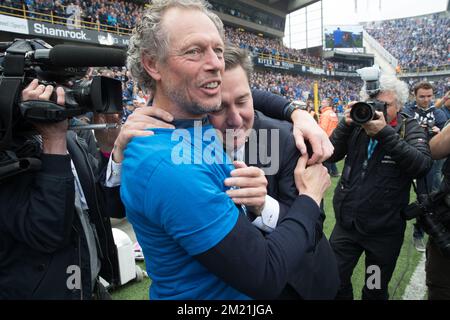 Der Cheftrainer des Clubs Michel Preud'homme und der Geschäftsführer des Clubs Vincent Mannaert feiern nach dem Spiel der Jupiler Pro League zwischen dem Club Brügge und dem RSC Anderlecht in Brügge, Sonntag, den 15. Mai 2016, am 8. Tag des Play-off 1 der belgischen Fußballmeisterschaft. Club Brugge hat Anderlecht besiegt und gewinnt zum ersten Mal seit 11 Jahren die belgische Fußballmeisterschaft. Stockfoto