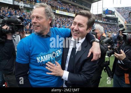 Der Cheftrainer des Clubs Michel Preud'homme und der Geschäftsführer des Clubs Vincent Mannaert feiern nach dem Spiel der Jupiler Pro League zwischen dem Club Brügge und dem RSC Anderlecht in Brügge, Sonntag, den 15. Mai 2016, am 8. Tag des Play-off 1 der belgischen Fußballmeisterschaft. Club Brugge hat Anderlecht besiegt und gewinnt zum ersten Mal seit 11 Jahren die belgische Fußballmeisterschaft. Stockfoto