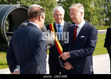 Barco-Vorsitzender Charles Beauduin, Gouverneur der Provinz Westflandern Carl Decaluwe und König Philippe - Filip (Belgien), Foto bei einem Besuch des Hardware- und Softwareherstellers Barco am Freitag, den 27. Mai 2016 in Kortrijk. Stockfoto