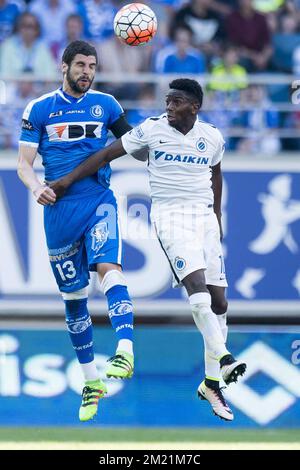 Stefan Mitrovic und Abdoulay Diaby des Clubs kämpfen um den Ball während des Spiels der Jupiler Pro League zwischen KAA Gent und Club Brügge in Gent, Sonntag, den 08. Mai 2016, am 7. Tag des Play-off 1 der belgischen Fußballmeisterschaft. Stockfoto