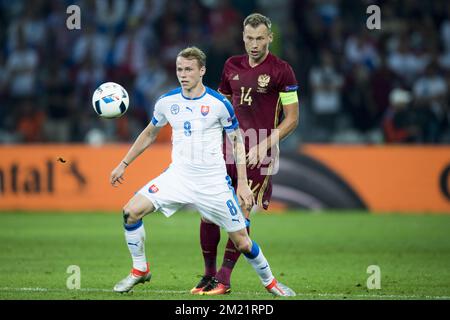 Ondrej Duda und Vasili Berezutski kämpfen um den Ball während eines Fußballspiels zwischen der russischen Fußballnationalmannschaft Slowakei in Gruppe B der Gruppenphase der UEFA Euro 2016 Europameisterschaft, Mittwoch, 15. Juni 2016 in Lille, Frankreich, in Gent. Mittwoch, 15. Juni 2016 BELGA FOTO JASPER JACOBS Stockfoto