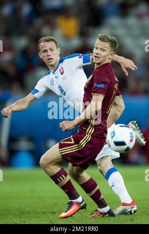 Ondrej Duda und Oleg Shatov kämpfen um den Ball während eines Fußballspiels zwischen der russischen Fußballnationalmannschaft Slowakei in Gruppe B der Gruppenphase der UEFA Euro 2016 Europameisterschaft, Mittwoch, 15. Juni 2016 in Lille, Frankreich, in Gent. Mittwoch, 15. Juni 2016 BELGA FOTO JASPER JACOBS Stockfoto