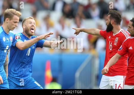 Der slowakische Adam Nemec und Joe Ledley von Wales wurden während eines Fußballspiels zwischen Wales und der Slowakei in Gruppe B der Gruppenphase der UEFA Euro 2016-Europameisterschaft am Samstag, den 11. Juni 2016 in Bordeaux, Frankreich, fotografiert. BELGA FOTO BRUNO FAHY Stockfoto