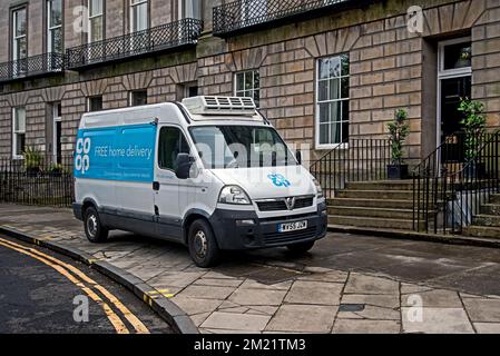 Ein Lieferwagen für die kooperative Versorgung parkt auf dem Bürgersteig in Edinburgh, Schottland, Großbritannien. Stockfoto