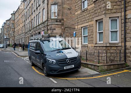 Der Lieferwagen der Arbeiter parkte auf dem Bürgersteig in Edinburgh, Schottland, Großbritannien. Stockfoto