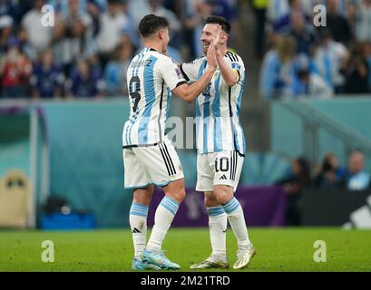 Der argentinische Julian Alvarez feiert das dritte Tor seiner Mannschaft Lionel Messi beim Halbfinalspiel der FIFA-Weltmeisterschaft im Lusail-Stadion in Lusail, Katar. Foto: Dienstag, 13. Dezember 2022. Stockfoto