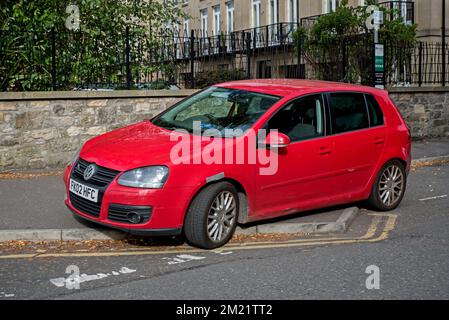 Das Auto parkt auf dem Bürgersteig in Edinburgh, Schottland, Großbritannien. Stockfoto