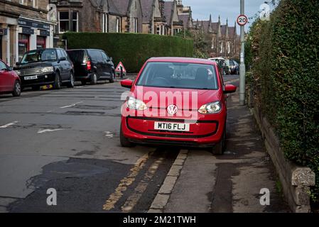 Das Auto parkt auf dem Bürgersteig in Edinburgh, Schottland, Großbritannien. Stockfoto