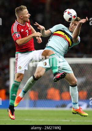 Der ungarische Balazs Dzsudzsak und der belgische Jan Vertonghen kämpfen um den Ball während eines Fußballspiels zwischen der belgischen Nationalmannschaft Red Devils und Ungarn in der Runde 16 der UEFA Euro 2016-Europameisterschaft am Sonntag, den 26. Juni 2016, in Toulouse, Frankreich. Stockfoto