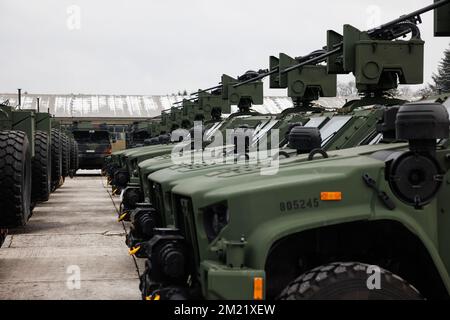 Ljubljana, Slowenien. 13.. Dezember 2022. In den Militärbaracken von Edvard Peperko stehen vierrädrige leichte taktische Fahrzeuge aus Oshkosh. Das slowenische Militär erhielt 40 Rheinmetall-Lastkraftwagen im Rahmen eines so genannten Chain-Swap-Geschäfts mit Deutschland, das zur Lieferung von Waffen an die Ukraine verwendet wurde, woraufhin Slowenien nach dem Kauf aus den USA 28 M55s Panzer in die Ukraine und 38 Oshkosh-Fahrzeuge entsandte. Kredit: SOPA Images Limited/Alamy Live News Stockfoto