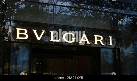 Paris, Frankreich - November 29,2022: Nahaufnahme der Logo-Beschriftung des bulgari-Etiketts am Eingang des Ladens Stockfoto