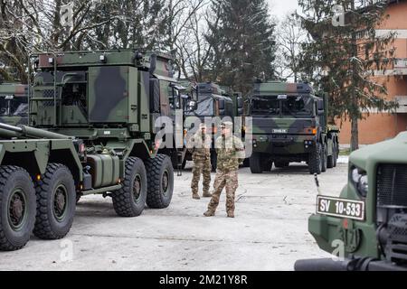 Ljubljana, Slowenien. 13.. Dezember 2022. Deutsche Rheinmetall-MÄNNER-Militärtransportfahrzeuge parken in der Edvard-Peperko-Kaserne. Das slowenische Militär erhielt 40 Rheinmetall-Lastkraftwagen im Rahmen eines so genannten Chain-Swap-Geschäfts mit Deutschland, das zur Lieferung von Waffen an die Ukraine verwendet wurde, woraufhin Slowenien nach dem Kauf aus den USA 28 M55s Panzer in die Ukraine und 38 Oshkosh-Fahrzeuge entsandte. Kredit: SOPA Images Limited/Alamy Live News Stockfoto