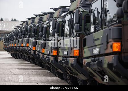 Ljubljana, Slowenien. 13.. Dezember 2022. Deutsche Rheinmetall-MÄNNER-Militärtransportfahrzeuge parken in der Edvard-Peperko-Kaserne. Das slowenische Militär erhielt 40 Rheinmetall-Lastkraftwagen im Rahmen eines so genannten Chain-Swap-Geschäfts mit Deutschland, das zur Lieferung von Waffen an die Ukraine verwendet wurde, woraufhin Slowenien nach dem Kauf aus den USA 28 M55s Panzer in die Ukraine und 38 Oshkosh-Fahrzeuge entsandte. Kredit: SOPA Images Limited/Alamy Live News Stockfoto