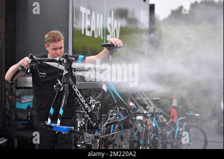 Das Abbildungsbild zeigt Team Sky nach einer Trainingsfahrt in Saint-Lo vor dem Start des Radrennen Tour de France 103., Donnerstag, den 30. Juni 2016 in Saint-Lo, Frankreich. Die diesjährige Tour de France findet vom 2.. Juli bis 24rth. Juli statt. BELGA FOTO DAVID STOCKMAN Stockfoto