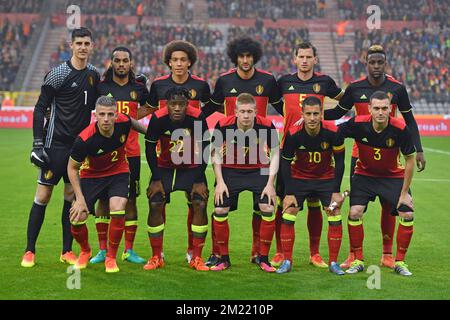 (Obere L-R) der Torwart Thibaut Courtois aus Belgien, Jason Denayer aus Belgien, Axel Witsel aus Belgien, Marouane Fellaini aus Belgien, Jan Vertonghen aus Belgien, Belgiens Divock Origi, (unterer L-R) Belgiens Toby Alderweireld, Belgiens Michy Batshuayi, Belgiens Kevin De Bruyne, Belgiens Eden Hazard und Belgiens Thomas Vermaelen posieren für ein Teambild am Beginn eines freundschaftlichen Fußballspiels zwischen der belgischen Nationalmannschaft Red Devils und der finnischen Nationalmannschaft. Am Mittwoch, den 01. Juni 2016, in Brüssel. Stockfoto