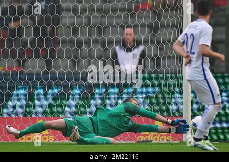 Der finnische Torwart Lukas Hradecky hat sich am Mittwoch, den 01. Juni 2016 in Brüssel in einem freundschaftlichen Fußballspiel zwischen der belgischen Fußballnationalmannschaft Red Devils und der finnischen Fußballnationalmannschaft in Aktion gezeigt. Stockfoto