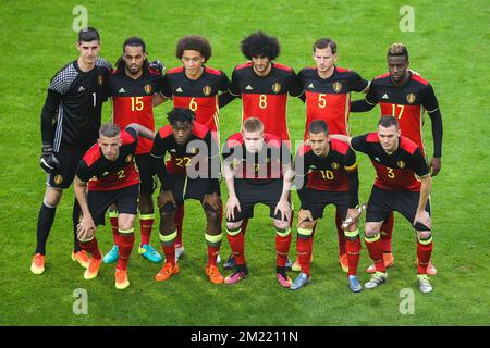 (Obere L-R) der Torwart Thibaut Courtois aus Belgien, Jason Denayer aus Belgien, Axel Witsel aus Belgien, Marouane Fellaini aus Belgien, Jan Vertonghen aus Belgien, Belgiens Divock Origi, (unterer L-R) Belgiens Toby Alderweireld, Belgiens Michy Batshuayi, Belgiens Kevin De Bruyne, Belgiens Eden Hazard und Belgiens Thomas Vermaelen posieren für ein Teambild am Beginn eines freundschaftlichen Fußballspiels zwischen der belgischen Nationalmannschaft Red Devils und der finnischen Nationalmannschaft. Am Mittwoch, den 01. Juni 2016, in Brüssel. Das Team bereitet sich auf die bevorstehende UEFA-Europameisterschaft der Euro 2016 in Franc vor Stockfoto