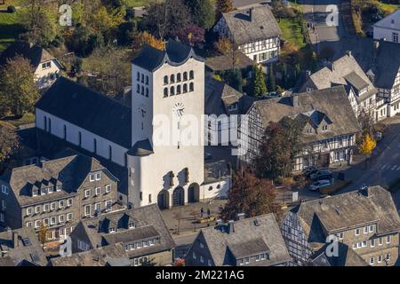 Aus der Vogelperspektive, katholische Pfarrkirche St. Georg im Bezirk Fredeburg in Schmallenberg, Sauerland, Nordrhein-Westfalen, Deutschland, DE Stockfoto