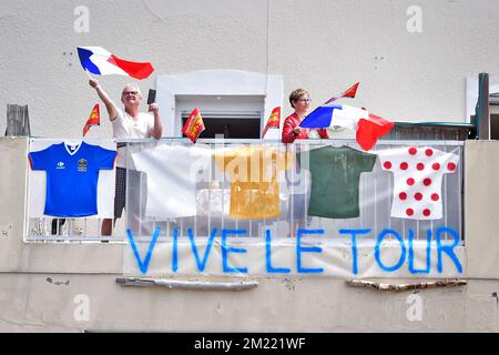 Leute auf einem Balkon mit der Aufschrift „Vive Le Tour“ in marge der ersten Etappe der Tour de France 103., 188km Uhr von Mont-Saint-Michel nach Utah Beach Sainte-Marie-du-Mont, Samstag, 02. Juli 2016, Frankreich. Stockfoto