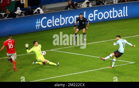 Der belgische Yannick Ferreira Carrasco tritt bei einem Fußballspiel zwischen der belgischen Fußballnationalmannschaft Red Devils und Wales im Viertelfinale der UEFA Euro 2016-Europameisterschaft am Freitag, den 01. Juli 2016 in Lille, Frankreich, dem Torwart von Wales, Wayne Hennessey, den Ball zu. Stockfoto