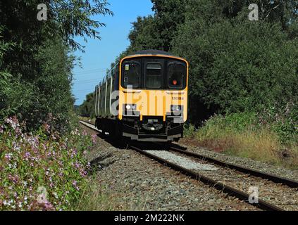 Einer der Dieselzüge von Northern nähert sich Rufford in West Lancashire am Dienstag, den 9,8.2022. Der Zug fährt von Preston nach Ormskirk Stockfoto